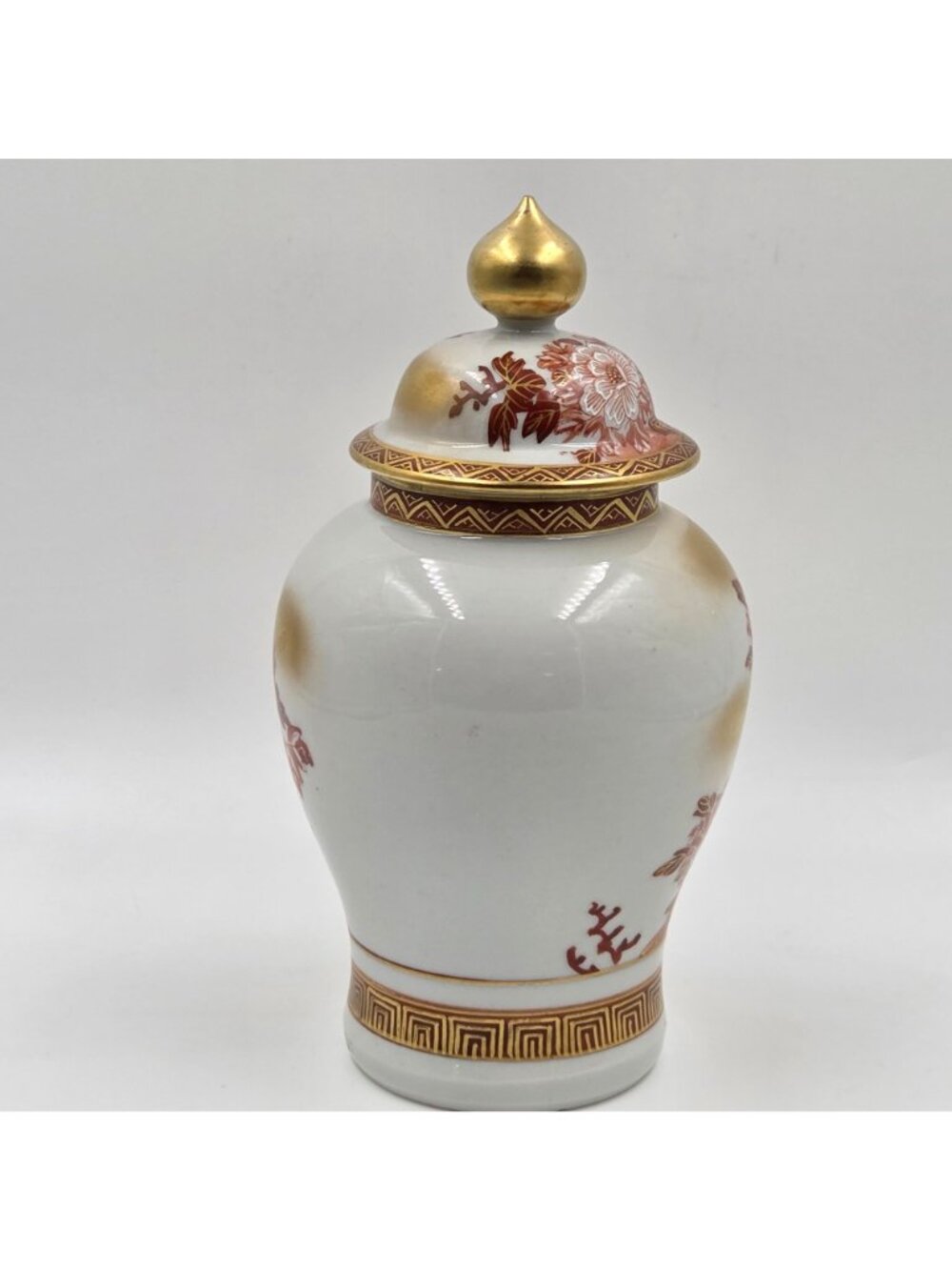 Kutani Peacock & Peony Covered Vase From the Meiji Period - Picture 13 of 13